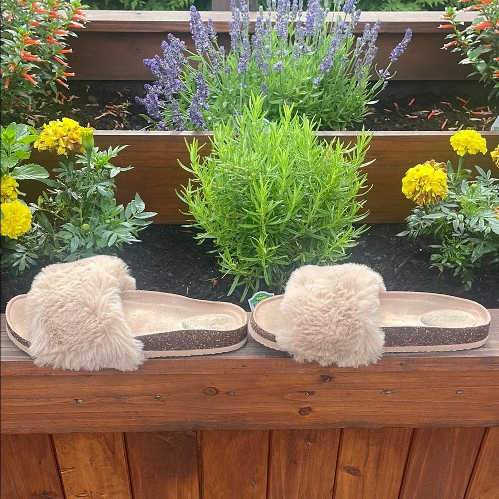 Aerie Cream Plush Slide Sandals - Picture 4 of 8